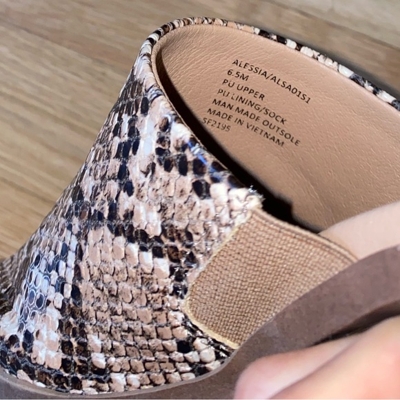 Steve Madden ALESSIA SNAKE-PRINT MULE SANDALS IN TAN SNAKE - Picture 4 of 9